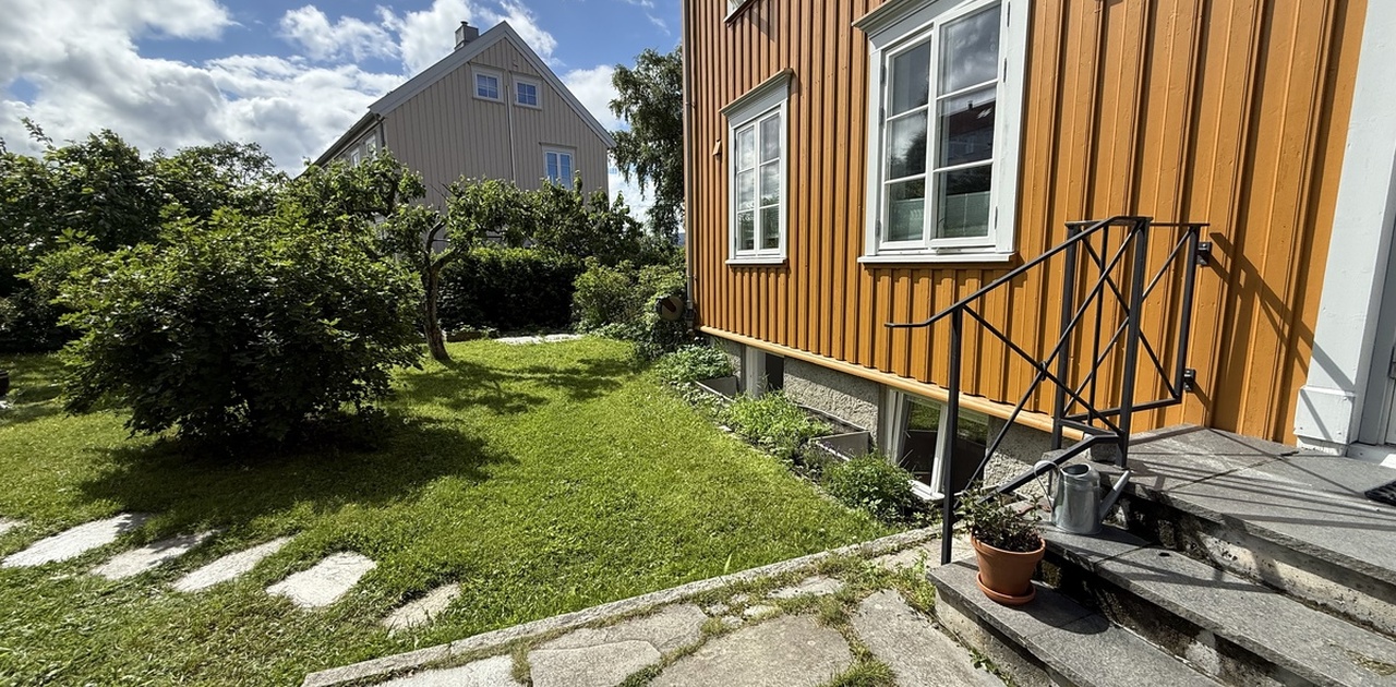 Hagen og inngangspartiet