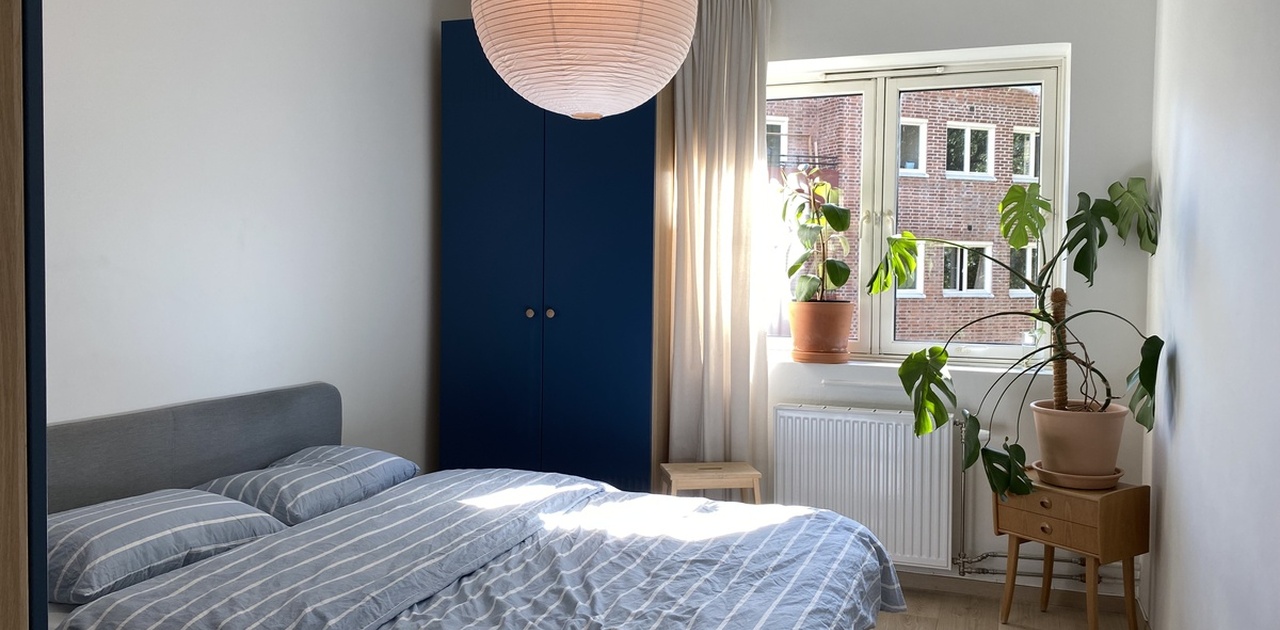 Lyst og oversiktlig soverom.