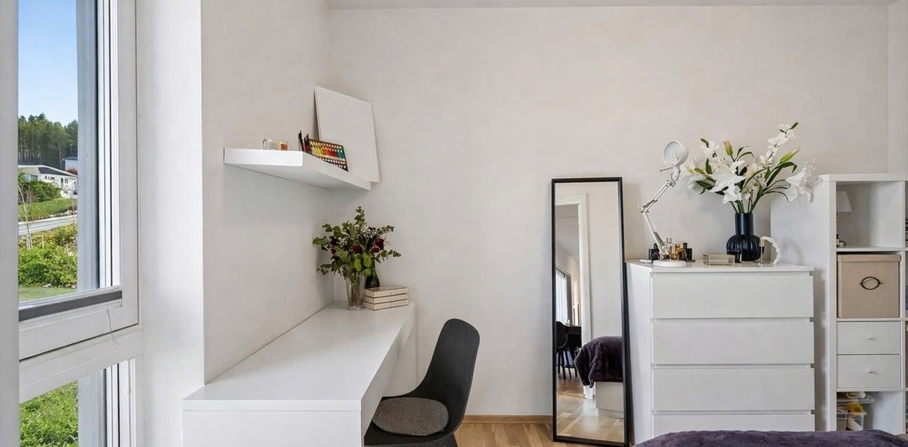 Soverom med plass til seng, oppbevaring og arbeidsplass.