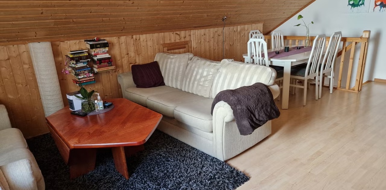Loftstue, pergo parkett, malte vegger, møblert, 2 store loftsboder