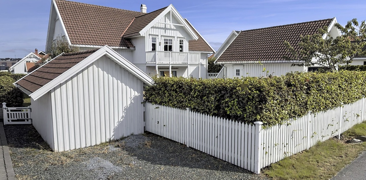 Leietaker disponerer egen oppstillingsplass foran boden, med adkomst gjennom porten på venstre side. God skjerming fra hoveddelen av eiendommen.