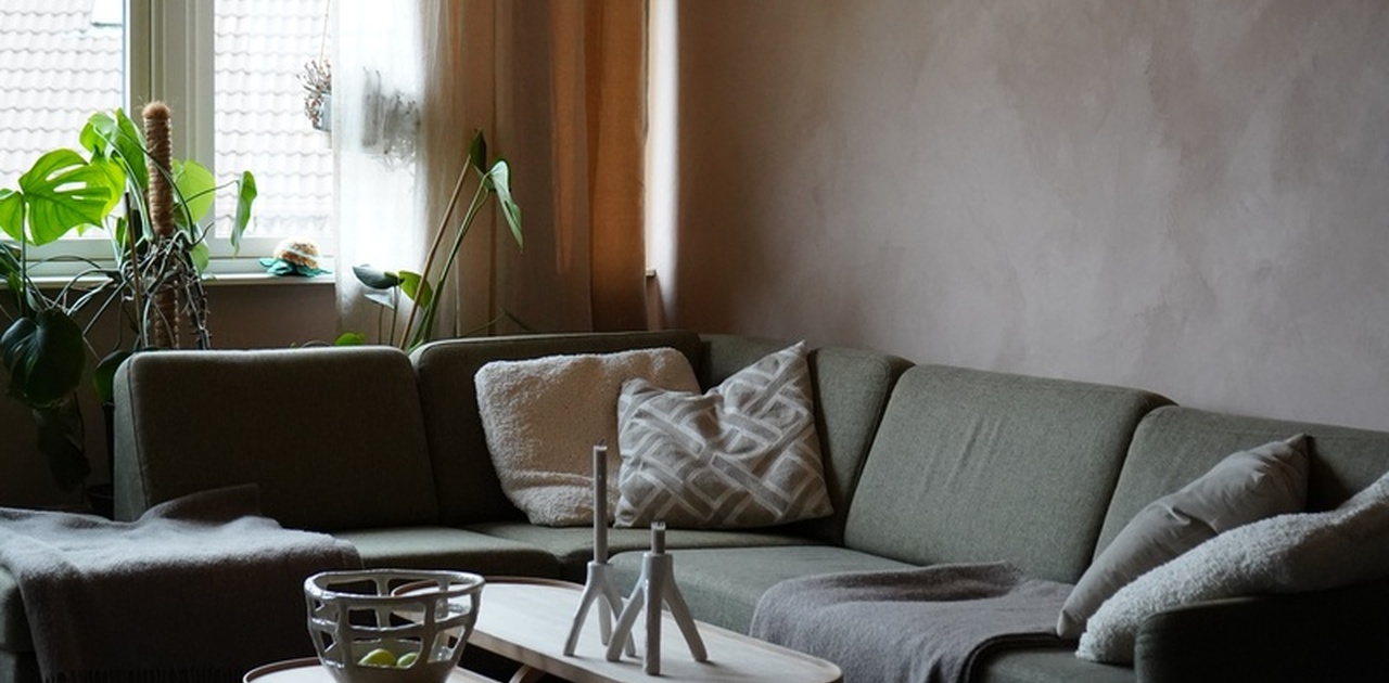 Koselig og nyoppusset stue med stor og behagelig sofa og kommer med designmøbler fra Bolia. Stuen leder ut til en balkong med terrassemøbler til bruk på sommeren.