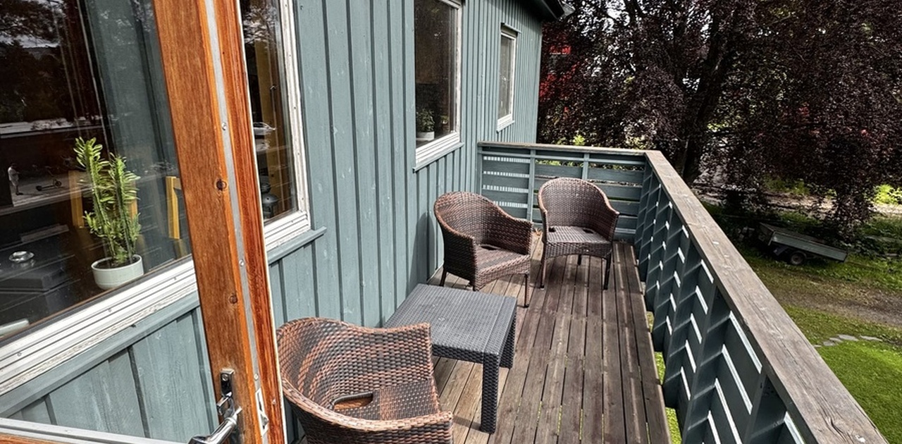 Balkongen i 2. etasje ut fra stua og kjøkkenet