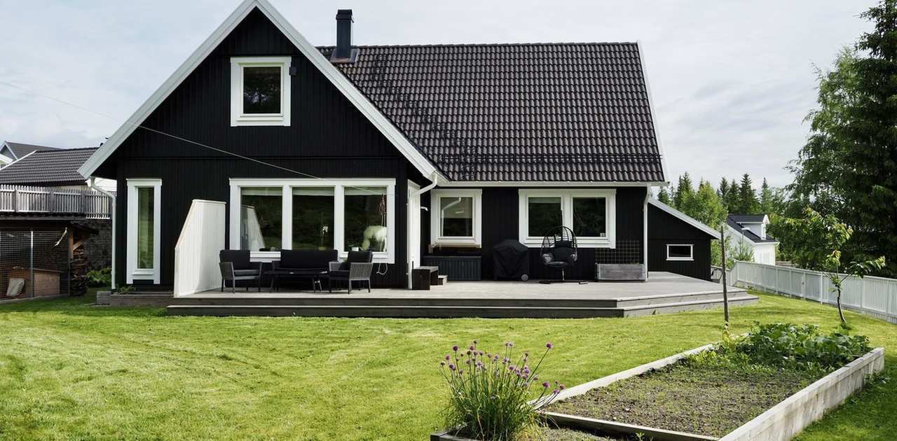 På husets bakside er det et skjermet uteområde vendt mot skogen