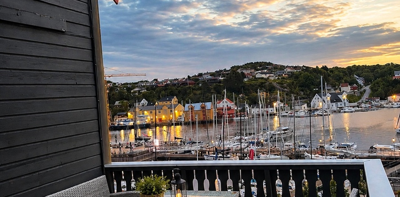 Veranda med sittegruppe og utsikt over havna