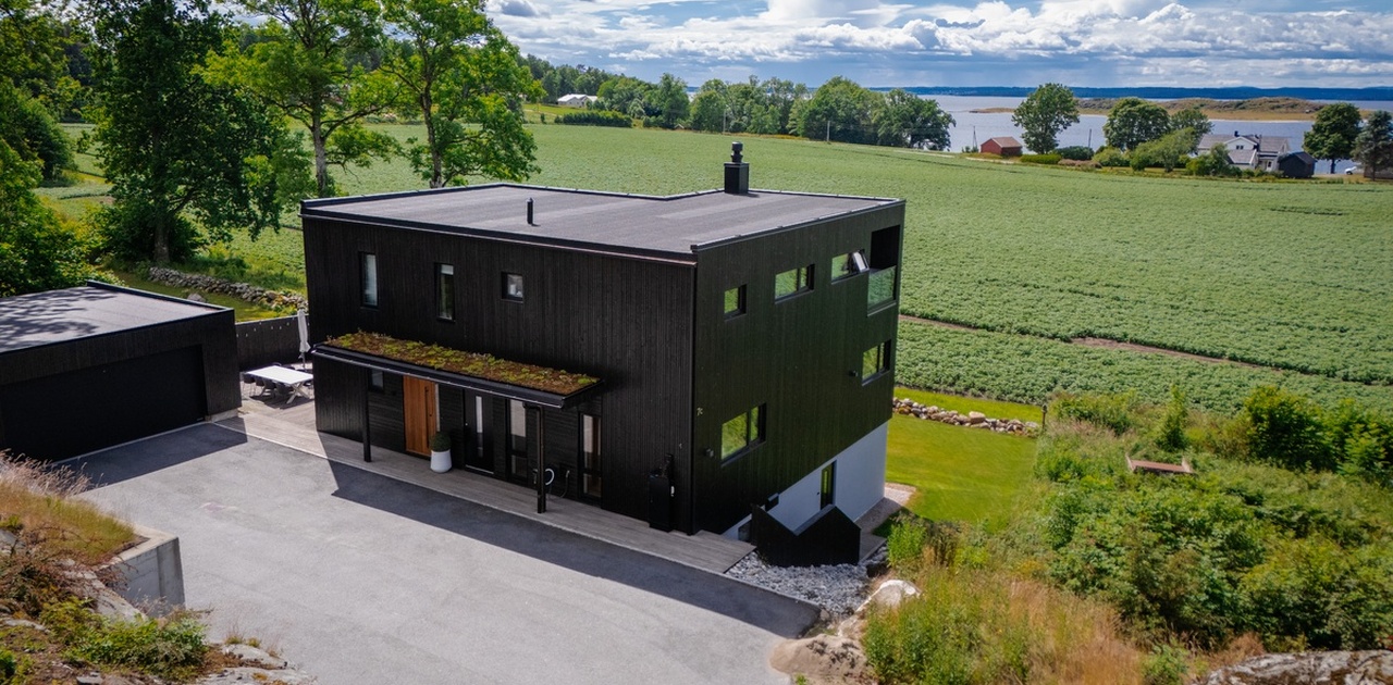 Inngang på høyre siden av huset (trapp ned)