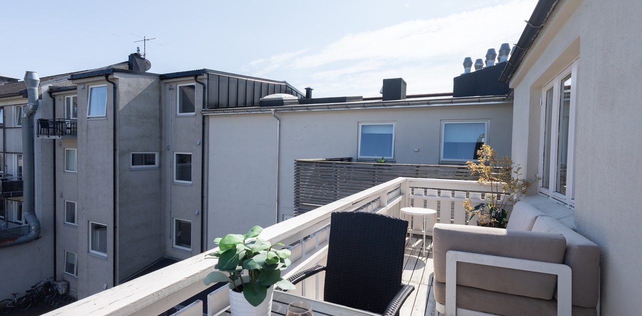 Flott stor solrik terrasse