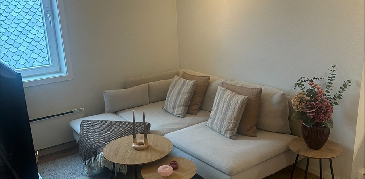 Velkommen til Foreningsgaten 3, Leilighet H0603. Lys, innbydende stue med god plass til sofa og TV