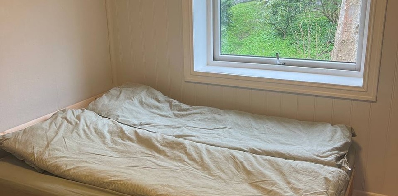 Rommet som leies ut. Seng følger med. Fin utsikt.
