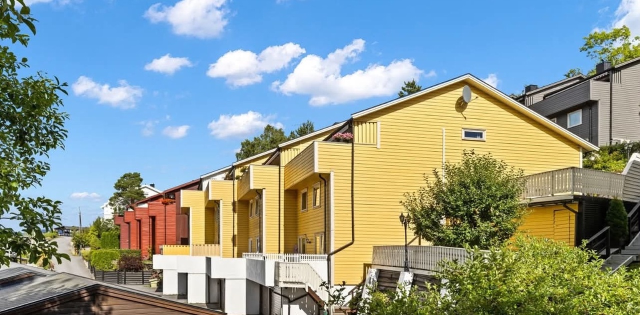 Hybel i enderekkehus i blindvei. Egen inngang og terrasse med gode solforhold.