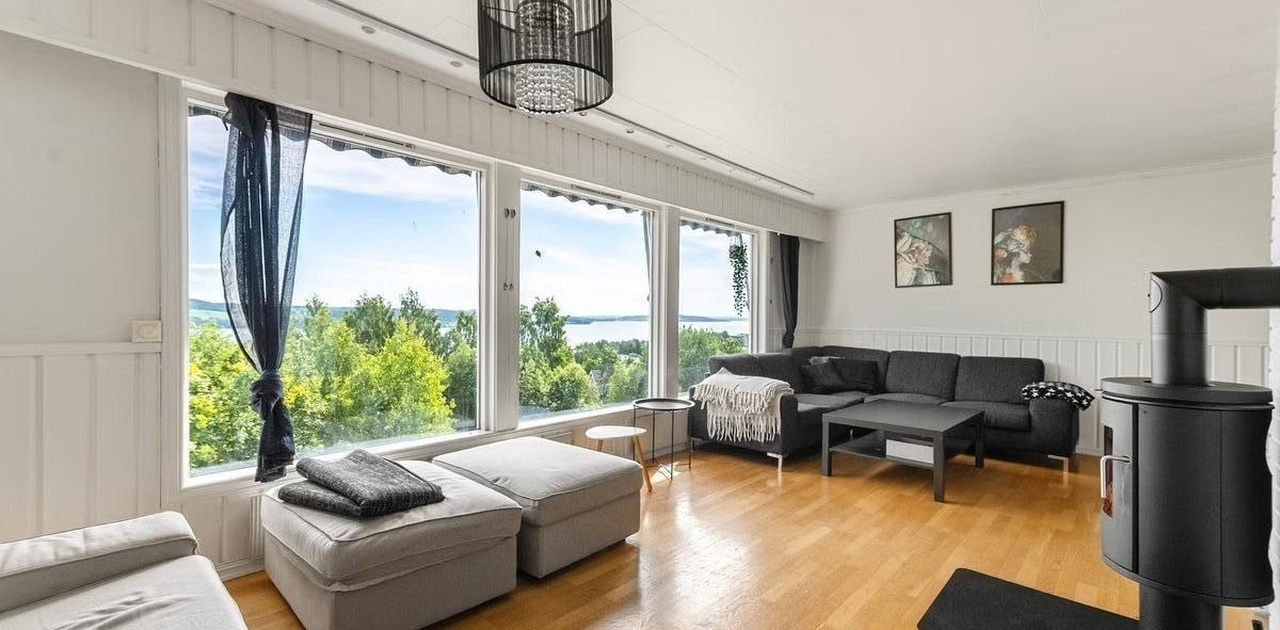 Romslig stue med TV, apple-TV, to sittegrupper - og utsikt over Mjøsa!