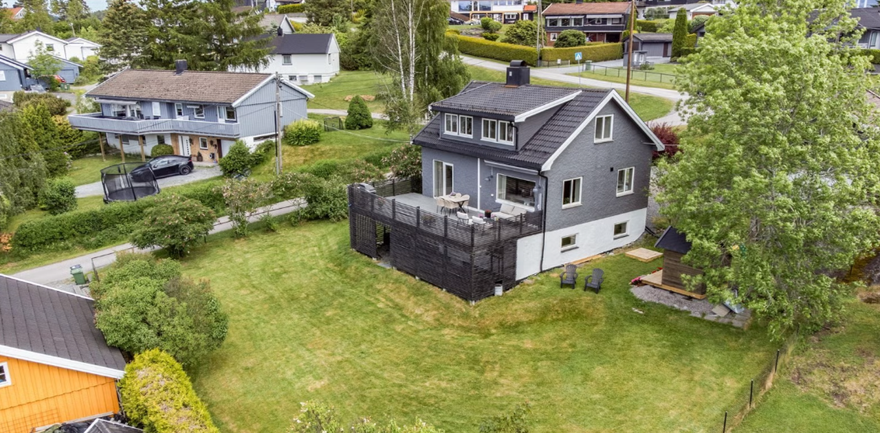 Stor eiendom med god plass. Stor terrasse med hage. Ideel for studenter som ønsker litt ekstra plass å bo på. 6 min å gå til buss. Herfra er du på skolen på 17 min. Oslo S på 32min.