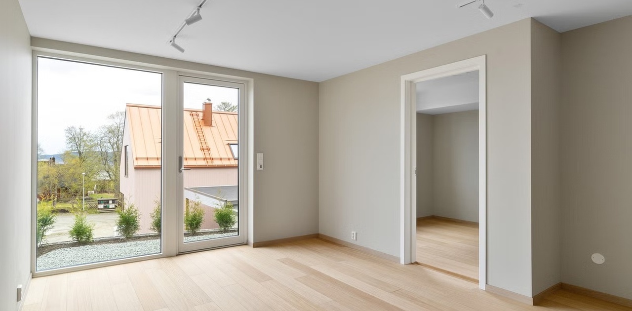 Romslig stue på 20m² med integrert kjøkken.