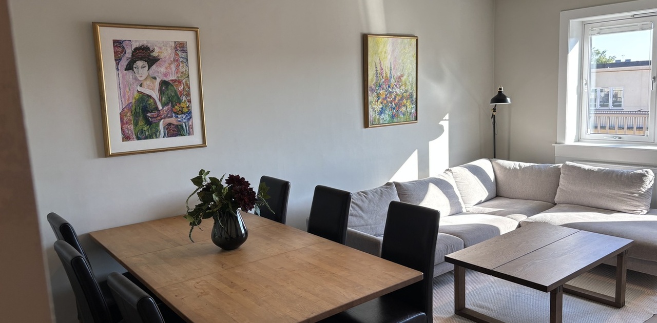 Romslig stue med spisegruppe og sofa