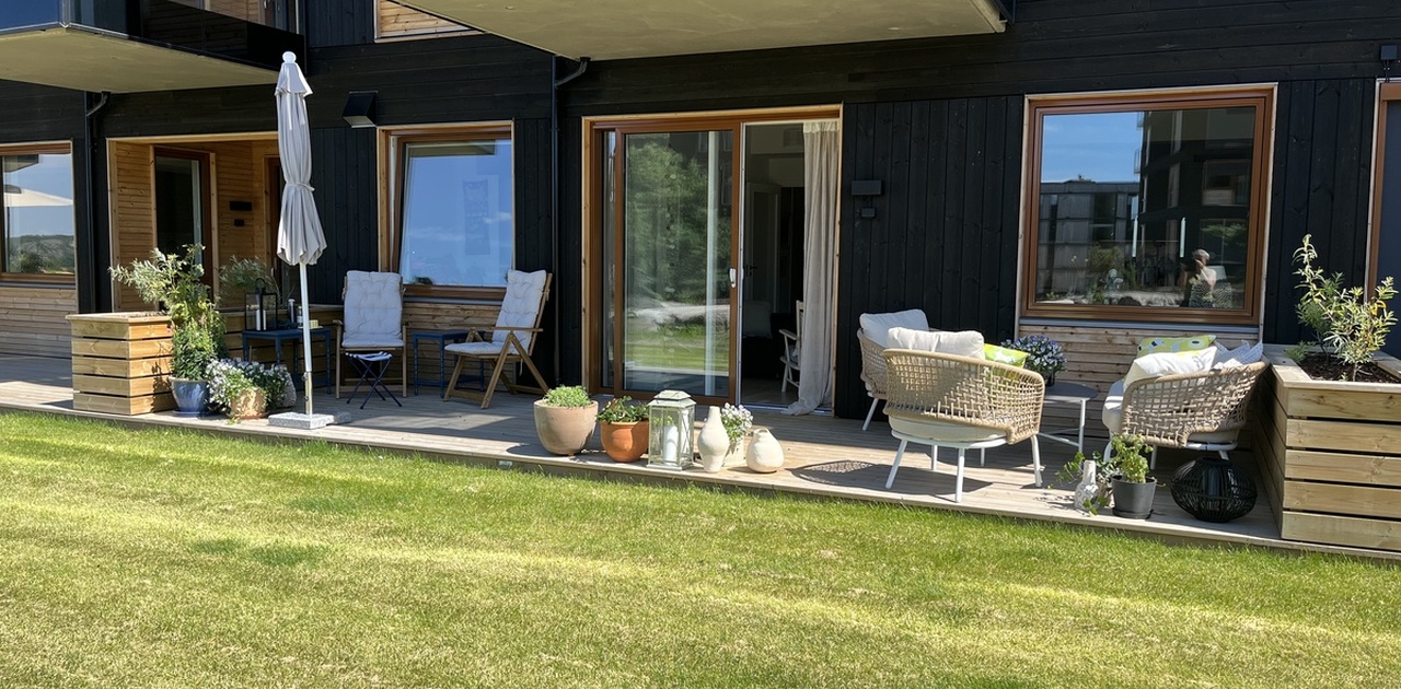 Stor terrasse med hageflekk