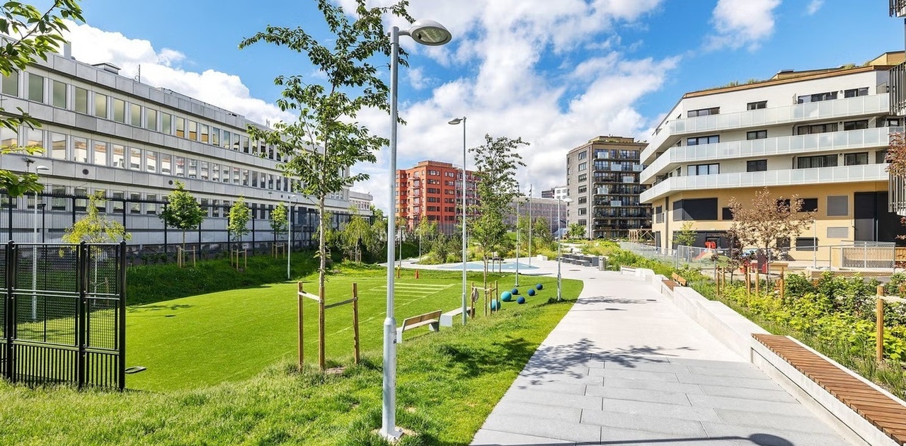 felles uteområder med mye liv og lek, barnehage i bakgården