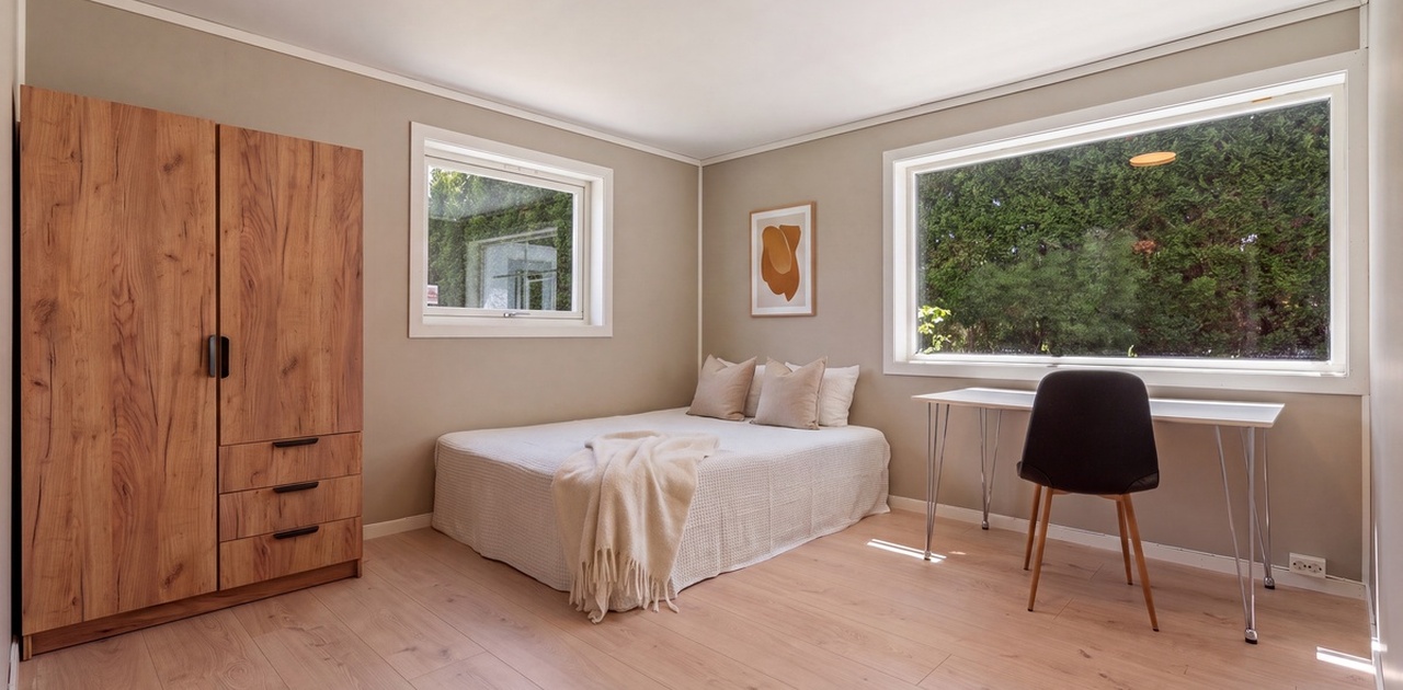 Soverommet ligger i andre etasje og følger med seng, skrivebord og garderobe. Ca. 12 m²