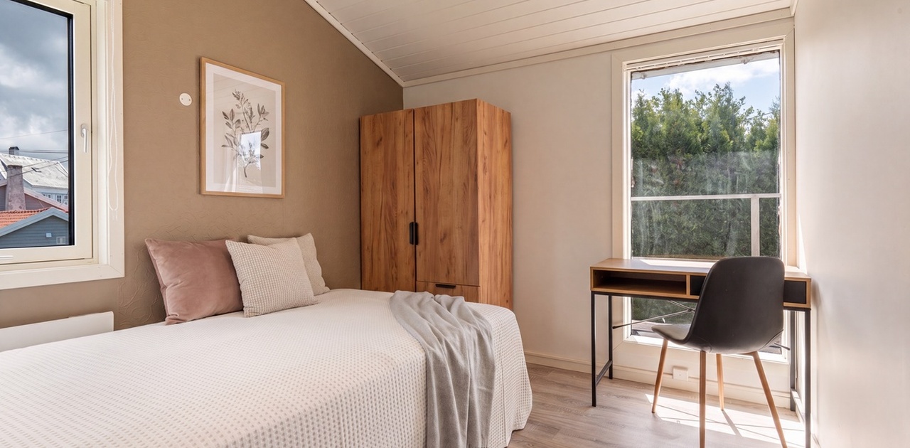 Soverommet ligger i andre etasje og følger med seng, skrivebord og garderobe. Ca. 8 m²