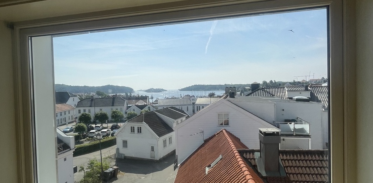 God utsikt over byen og havet
