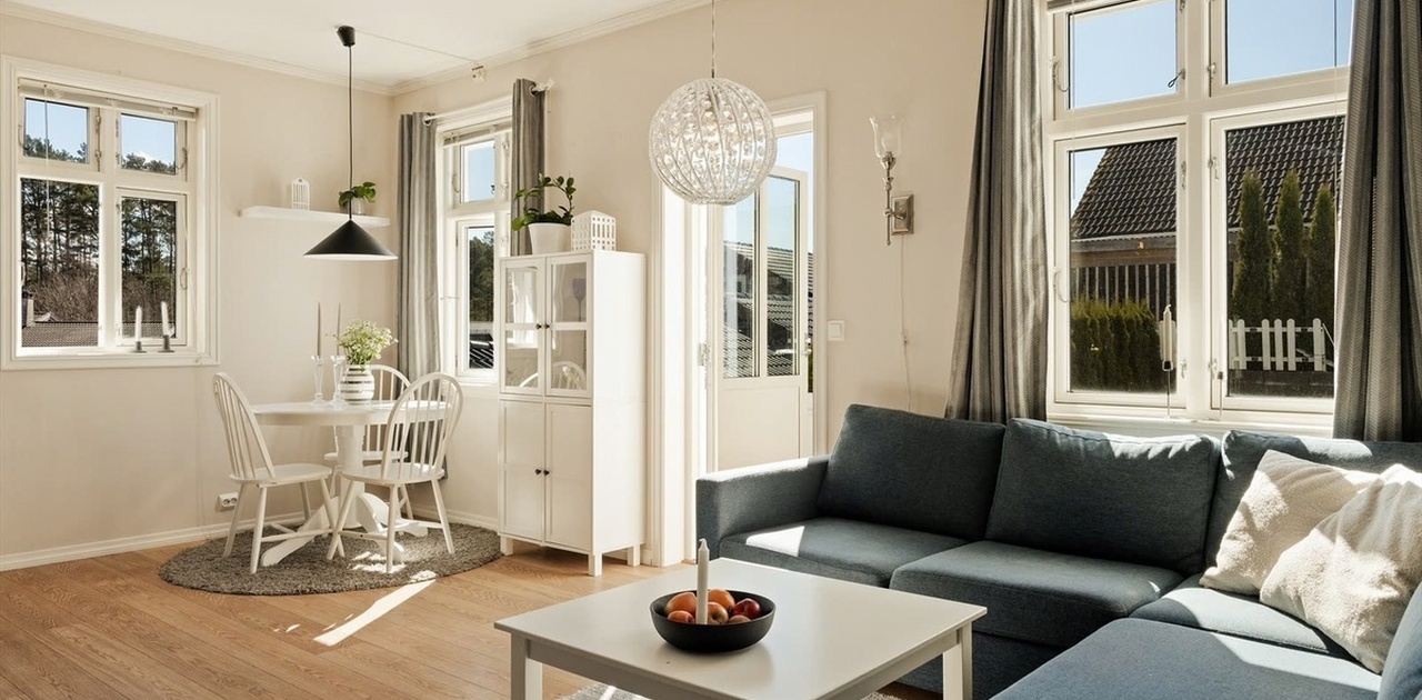 Stue og kjøkkenkrok, med terassedør til stor, privat terrasse.