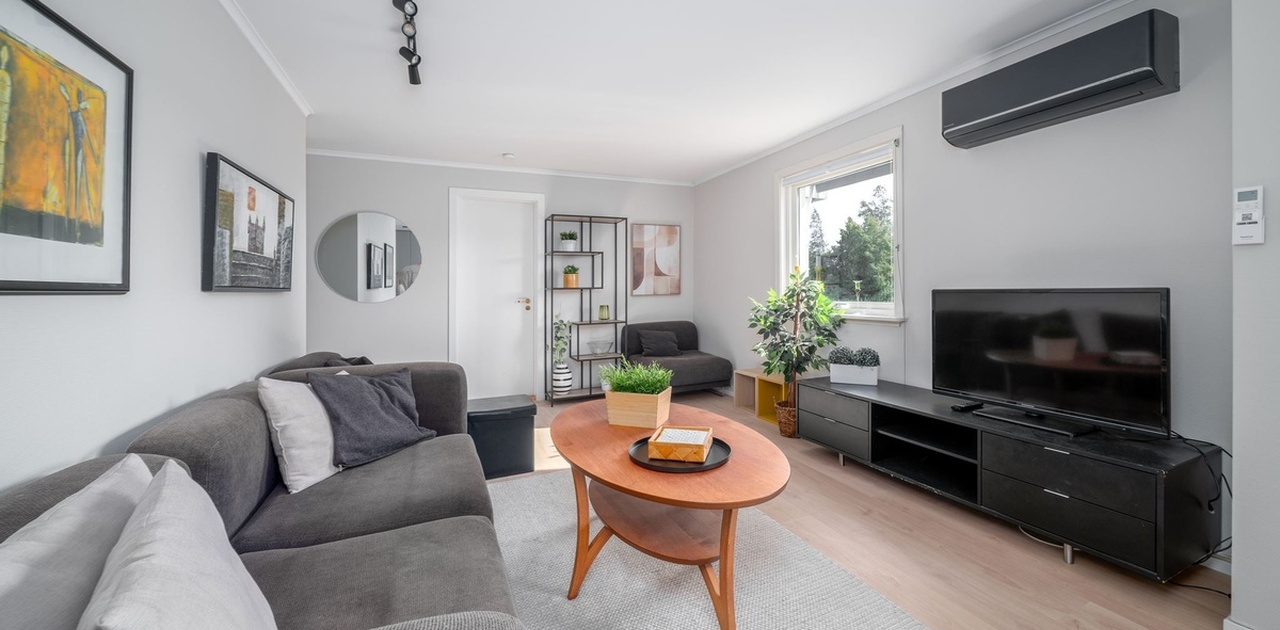 Stue med stor sofa og ekstra sittekrok.