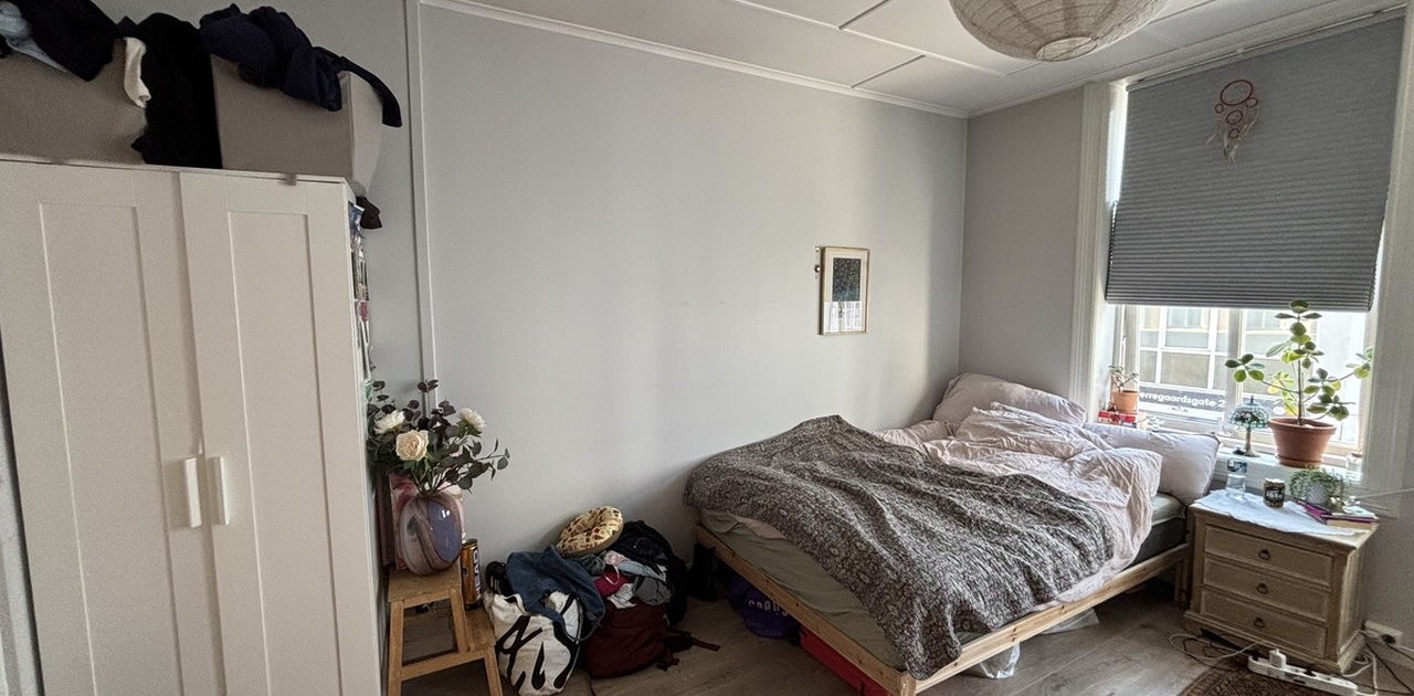 Seng, garderobeskap, kommode og skjenk kjøpes ved avtale.