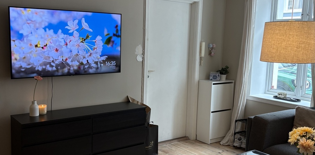Stor stue med peis, og plass til spisebord.