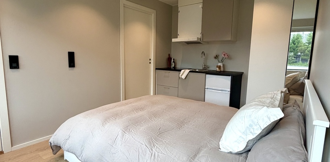 Godt med lagringsplass i skap og under sengen