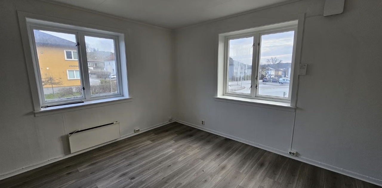 Rommet har 2 vinduer