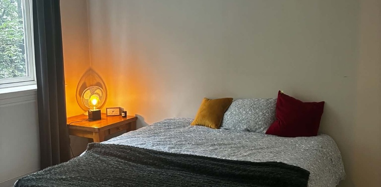 Rommet er 12 m2 og har dobbeltseng, garderobeskap og skrivebord/stol og hyller.
