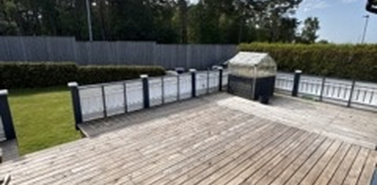 Terrasse med hage og grill