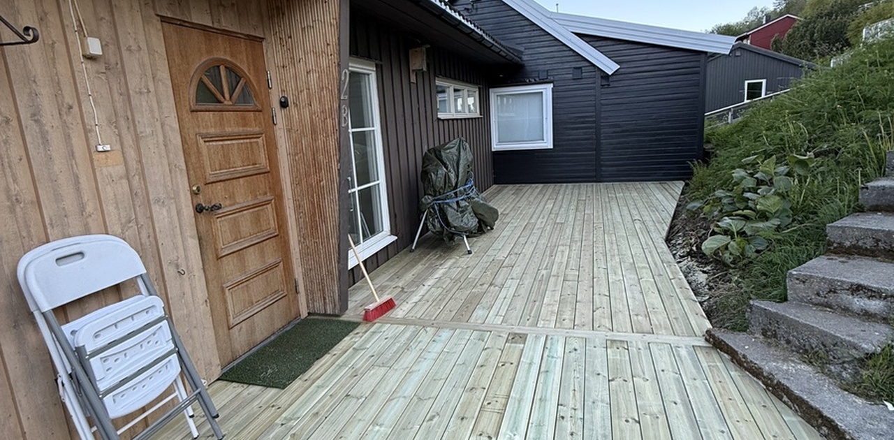 Fremsiden av boligen, stor platting