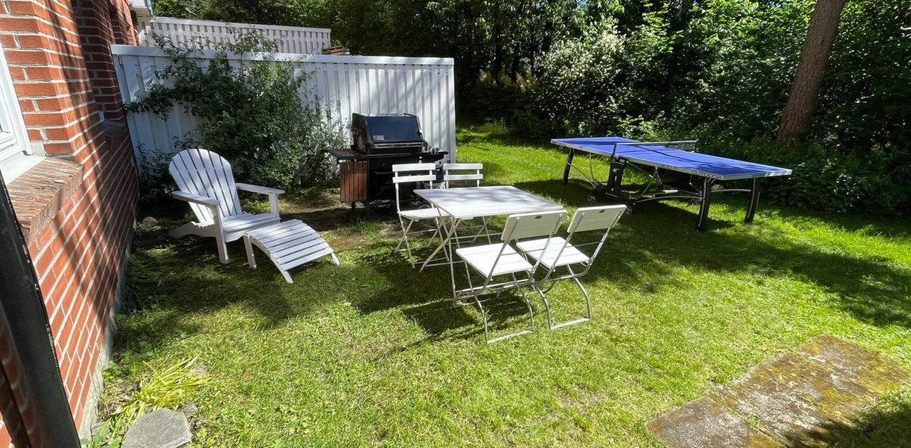 Hage med grill og bordtennisbord