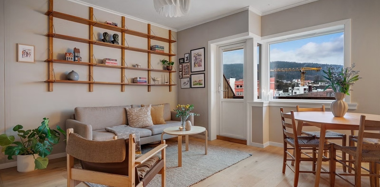 Stuen vil ha ny møblering, med større sofa og større spisebord. Nye bilder kommer i slutten av juli.