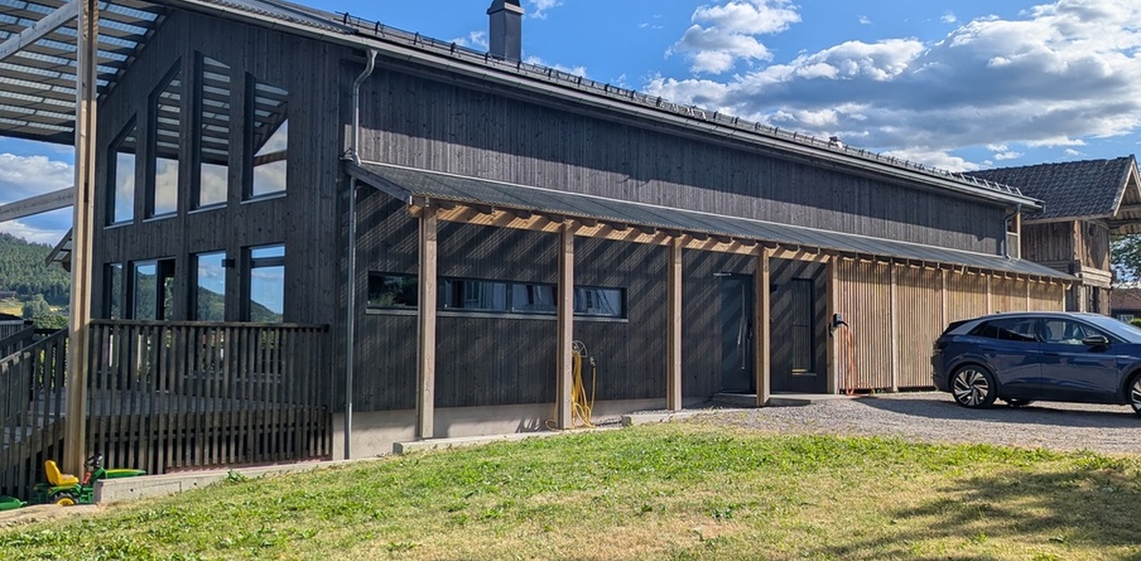 Fem parkeringsplasser langs huset