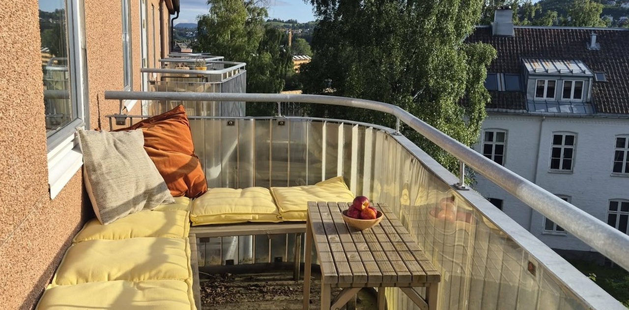 Balkong med gode solforhold hele året
