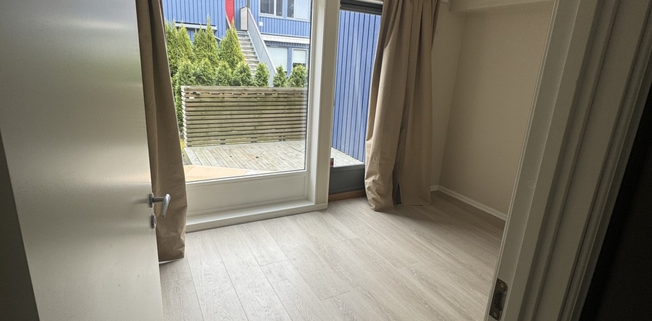Rommet som leies ut. Dør ut til terrasse på framsiden