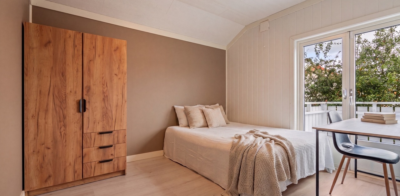 Soverommet ligger i andre etasje og følger med seng, skrivebord og garderobe. Ca. 10 m²