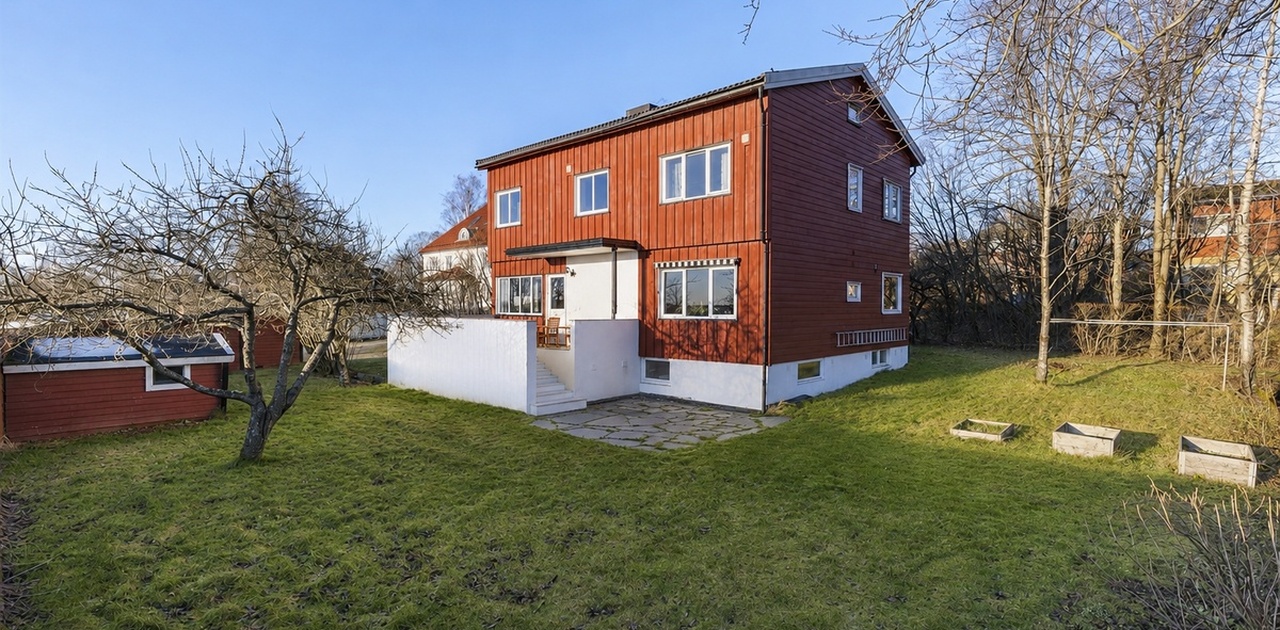 Huset med terrasse og stor hage - Vaktmester klipper gresset!