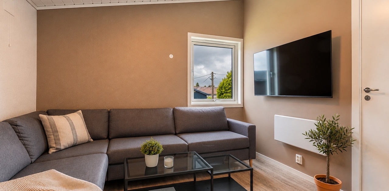 Stua er utstyrt med en stor og komfortabel sofa, samt en splitter ny 50" 4K TV. Her kan man ha mange koselige filmkvelder