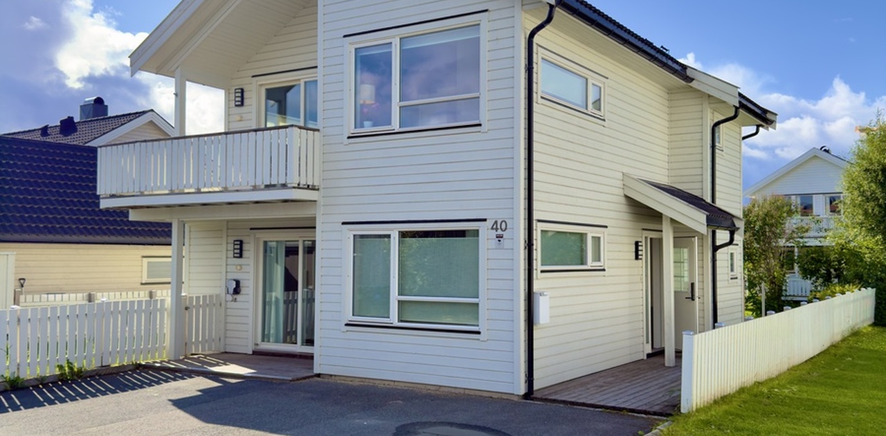 Forside av hus med 3 parkeringsplasser