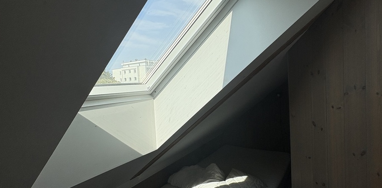 Følger med seng som kan byttes ut med egen om ønskelig.