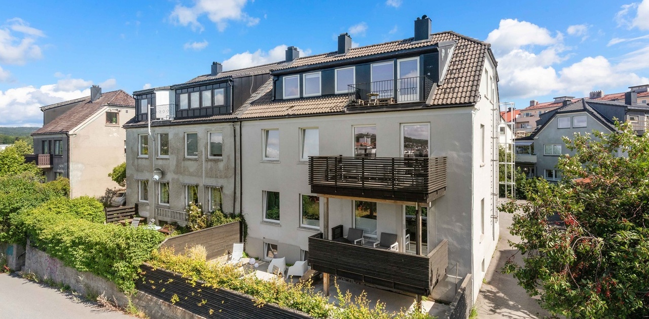 Fasade, leiligheten ligger i rolig nabolag med 3 enheter i murhus