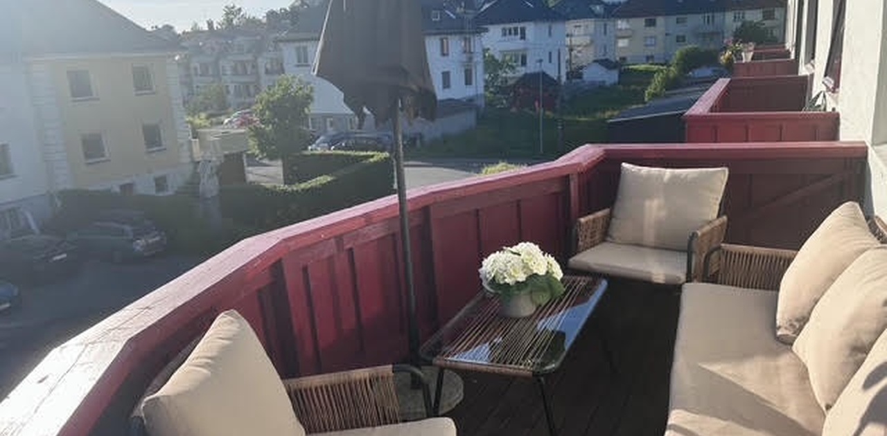 Vestvendt balkong, møblene medfølger ikke.