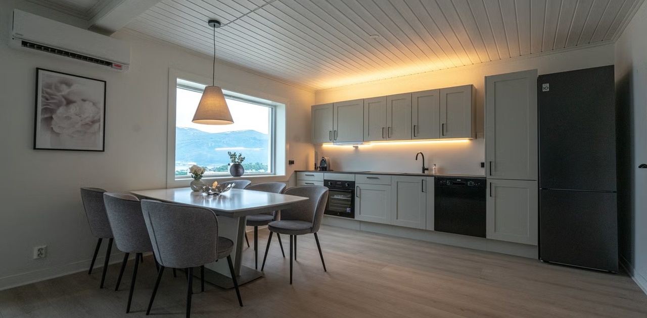 Åpen og romslig Stue-/Kjøkkenløsning i 2.etasje på hele 36m2 med panoramautsikt over Sentrum og Sunnmørsalpene.