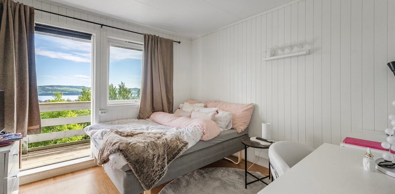 Rom #2 har egen balkong. Alle soverom blir utstyrt med seng, ny overmadrass, kontorpult/stol/lampe, nattlampe, speil og garderobeskap.