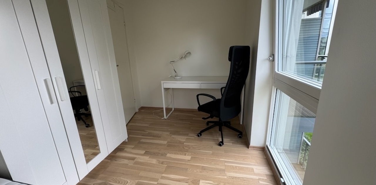 Soverom med plass til seng, oppbevaring og arbeidsplass.