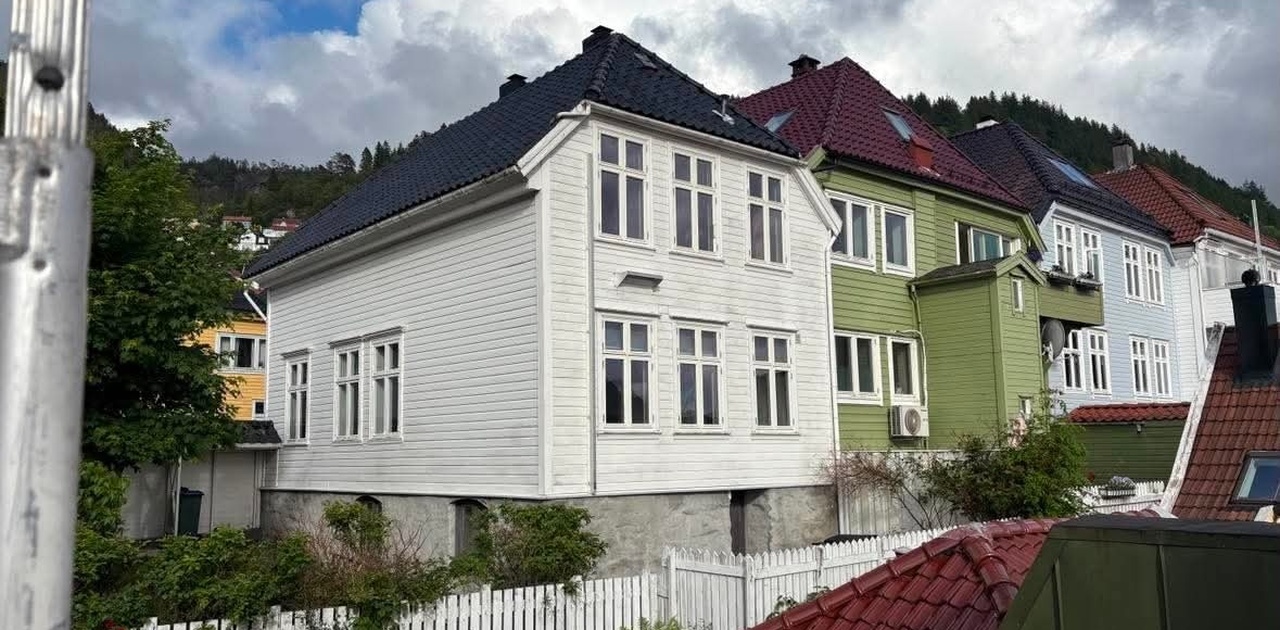 Fasade mot sentrum m. hage