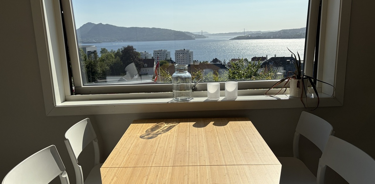 Spisebord på kjøkken med god utsikt mot bergensfjorden