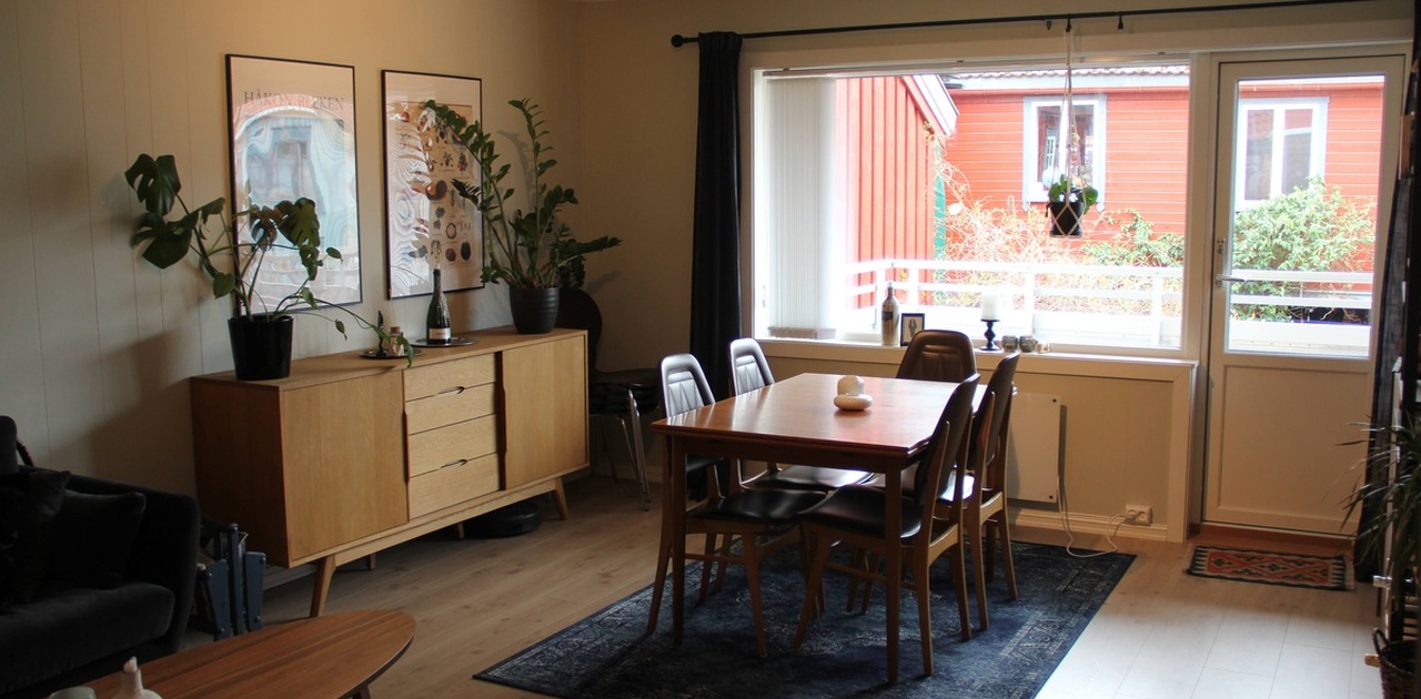 Stue, vindu mot balkong og bakgård